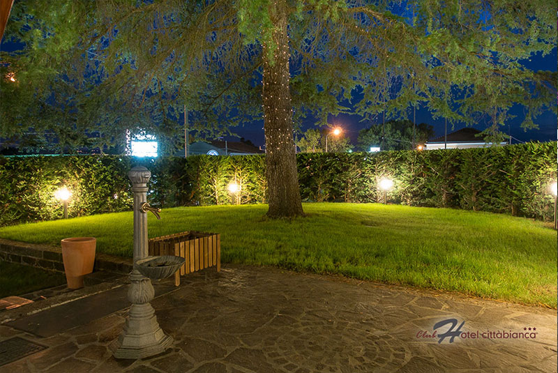 Club-Hotel-Cittabianca-giardino-sera.jpg